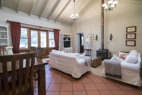 Thistle Hill Guesthouse - Walk To Many Wineries And Restaurants - Hervey Bay Accommodation 32