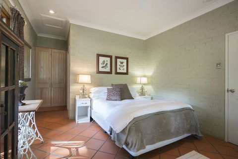Thistle Hill Guesthouse - Walk To Many Wineries And Restaurants - Hervey Bay Accommodation 27