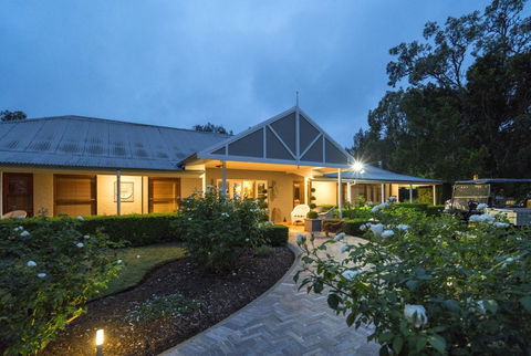 Thistle Hill Guesthouse - Walk To Many Wineries And Restaurants - Hervey Bay Accommodation 0