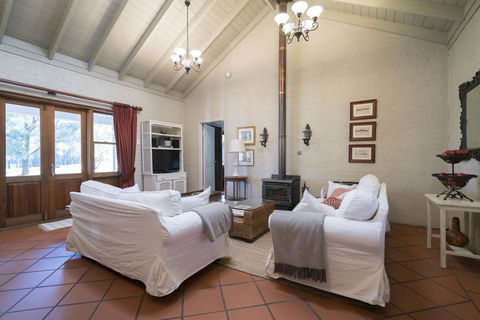 Thistle Hill Guesthouse - Walk To Many Wineries And Restaurants - Hervey Bay Accommodation 31