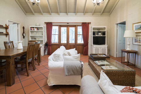 Thistle Hill Guesthouse - Walk To Many Wineries And Restaurants - Hervey Bay Accommodation 33