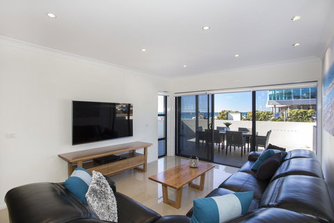 Beachfront 2 - Hervey Bay Accommodation 3