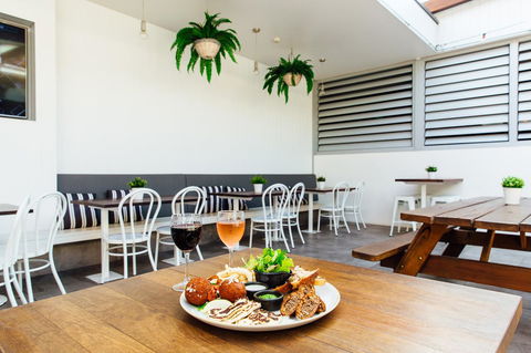 Coniston Hotel Wollongong - Hervey Bay Accommodation 10