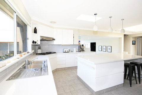 Neptune I Absolute Beachfront I Stunning Views - Hervey Bay Accommodation 8