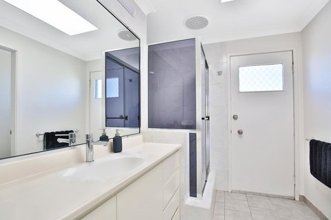 Neptune I Absolute Beachfront I Stunning Views - Hervey Bay Accommodation 19