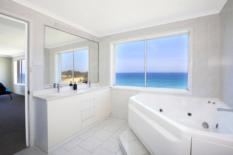 Neptune I Absolute Beachfront I Stunning Views - Hervey Bay Accommodation 18