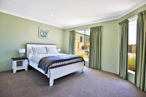 Neptune I Absolute Beachfront I Stunning Views - Hervey Bay Accommodation 15