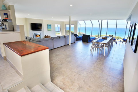 Neptune I Absolute Beachfront I Stunning Views - Hervey Bay Accommodation 2