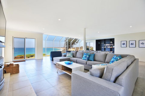 Neptune I Absolute Beachfront I Stunning Views - Hervey Bay Accommodation 0