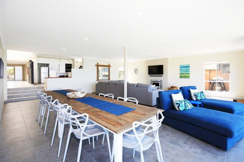 Neptune I Absolute Beachfront I Stunning Views - Hervey Bay Accommodation 5