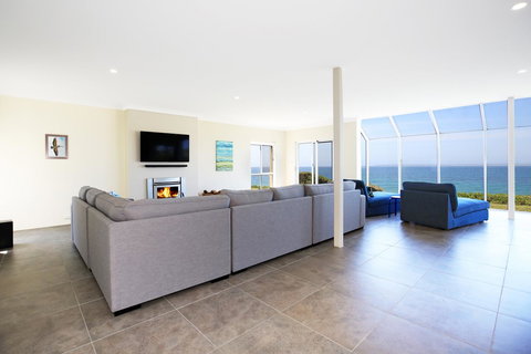 Neptune I Absolute Beachfront I Stunning Views - Hervey Bay Accommodation 3