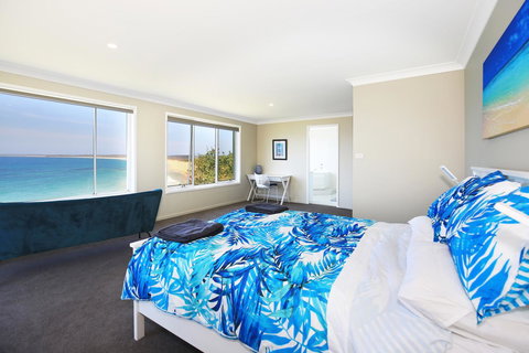 Neptune I Absolute Beachfront I Stunning Views - Hervey Bay Accommodation 11