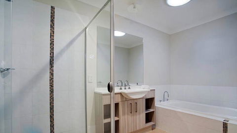 Jindabyne Executive - Hervey Bay Accommodation 7