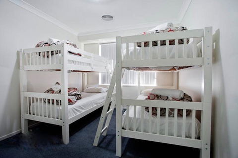 Jindabyne Executive - Hervey Bay Accommodation 6