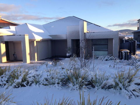 Jindabyne Executive - Hervey Bay Accommodation 0