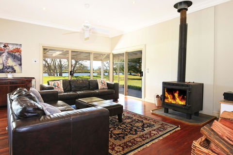 Terara Riverside Retreat - Tourism Hervey Bay 0