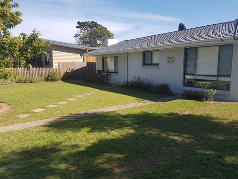 Golden Hill Cottage - Hervey Bay Accommodation 0