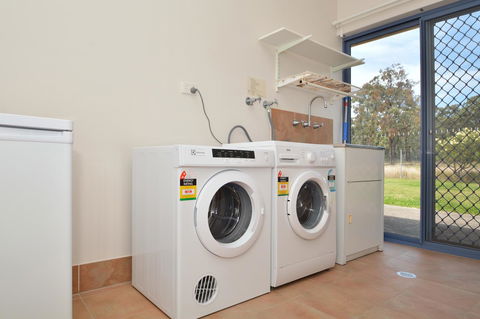 JE Guesthouse, Central To All The Hunter Valley Has To Offer - Hervey Bay Accommodation 38