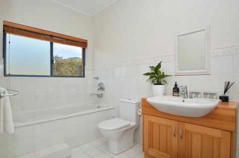 JE Guesthouse, Central To All The Hunter Valley Has To Offer - Hervey Bay Accommodation 23