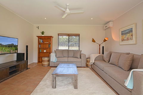 JE Guesthouse, Central To All The Hunter Valley Has To Offer - Hervey Bay Accommodation 3