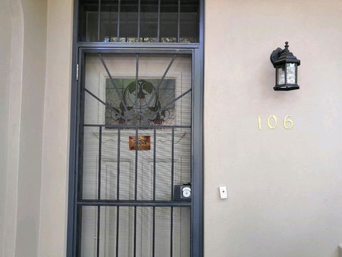 Cozy 5 Bed House In Sydney - Tourism Hervey Bay 9