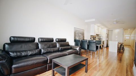Cozy 5 Bed House In Sydney - Tourism Hervey Bay 6
