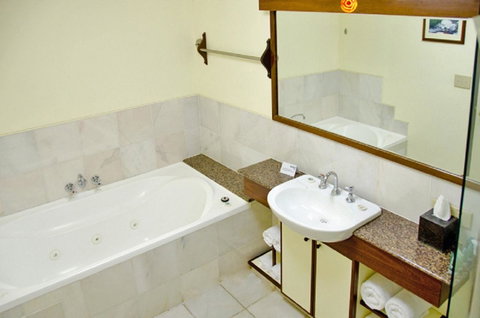 Beach Hotel Resort - Hervey Bay Accommodation 39