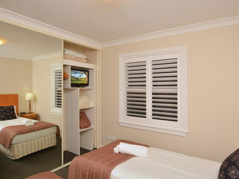 Villa De Saran Located Within Cypress Lakes - Tourism Hervey Bay 10