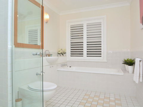 Villa De Saran Located Within Cypress Lakes - Tourism Hervey Bay 4