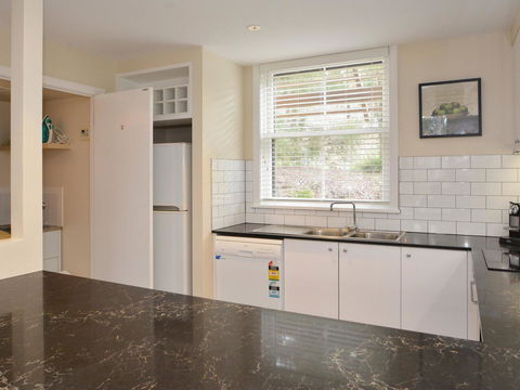 Villa De Saran Located Within Cypress Lakes - Tourism Hervey Bay 3