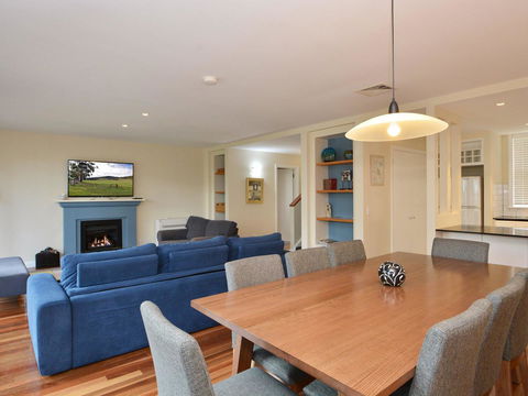 Villa De Saran Located Within Cypress Lakes - Tourism Hervey Bay 12