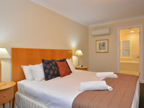 Villa De Saran Located Within Cypress Lakes - Tourism Hervey Bay 5