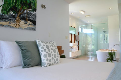 Casuarina Beachfront House - Hostie Properties - Hervey Bay Accommodation 9