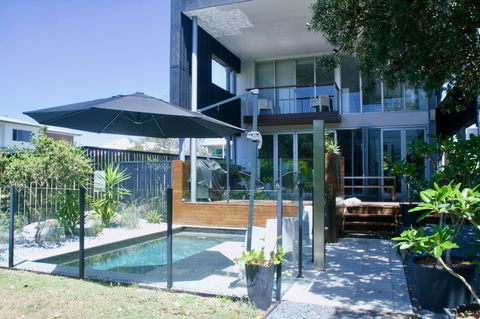 Casuarina Beachfront House - Hostie Properties - Hervey Bay Accommodation 4