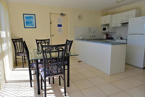 Beach House Holiday Apartments - Tourism Hervey Bay 11