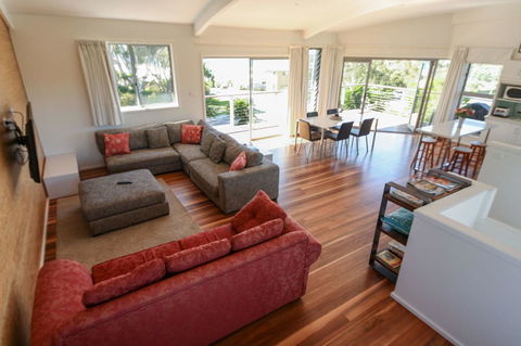 Valla's Beach House - Tourism Hervey Bay 9