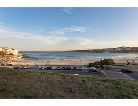 Ocean Views And Sea Breezes Over Bondi Beach - Tourism Hervey Bay 2