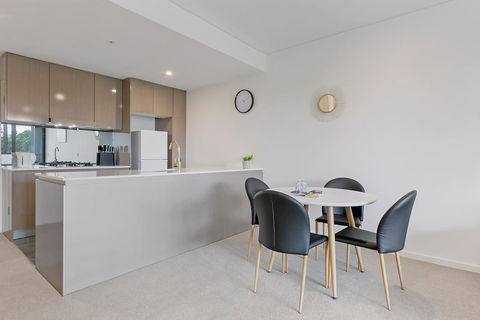 Stylish And Neat Two Bed Apartment In Wentworth Point - Tourism Hervey Bay 3