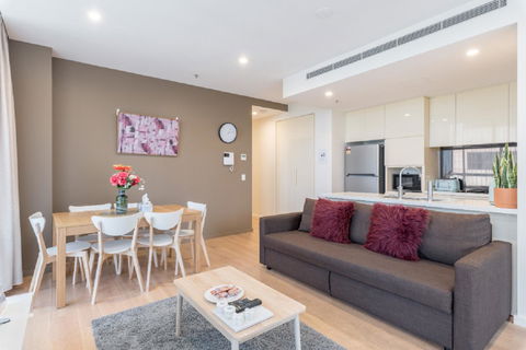Sydney CBD Modern 2 Bedroom Apartment + Free Car Parking - Hervey Bay Accommodation 3
