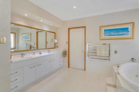 One Mile Mansion - Private Coastal Retreat FREE FAMILY ADVENTURE PASS - Hervey Bay Accommodation 8