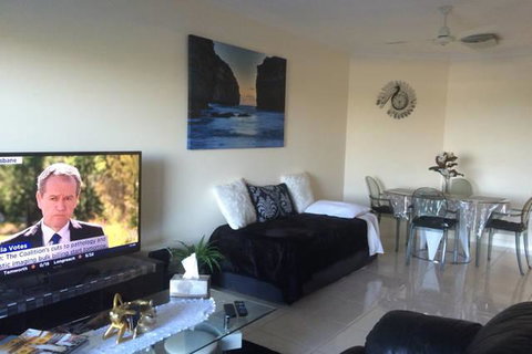 Nomikis\'On The Avenue - Hervey Bay Accommodation 18