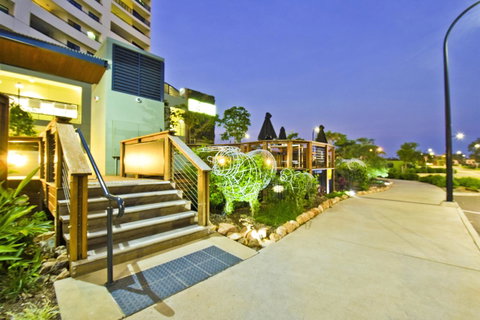Nomikis\'On The Avenue - Hervey Bay Accommodation 2