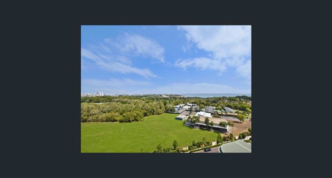 Nomikis\'On The Avenue - Hervey Bay Accommodation 0