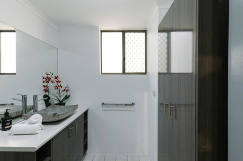 CitySide Apartment - 2 Bedroom With Private Courtyard - Tourism Hervey Bay 21