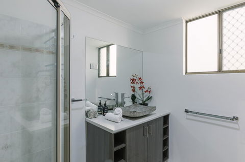 CitySide Apartment - 2 Bedroom With Private Courtyard - Tourism Hervey Bay 16