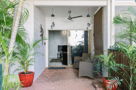 CitySide Apartment - 2 Bedroom With Private Courtyard - Tourism Hervey Bay 7
