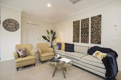 BOUTIQUE STAYS - Gumflower - Hervey Bay Accommodation 3