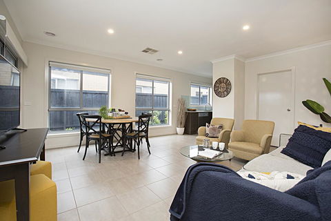 BOUTIQUE STAYS - Gumflower - Hervey Bay Accommodation 0