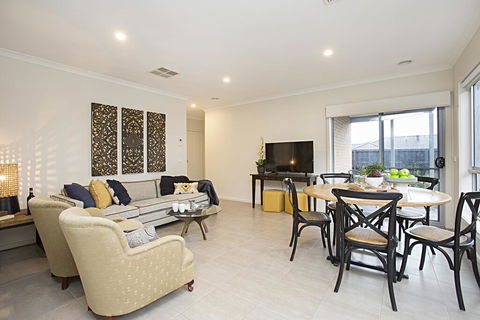 BOUTIQUE STAYS - Gumflower - Hervey Bay Accommodation 1