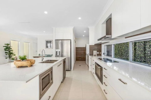 Brand New PRIZE HOME 50m Path To Beach - Tourism Hervey Bay 1